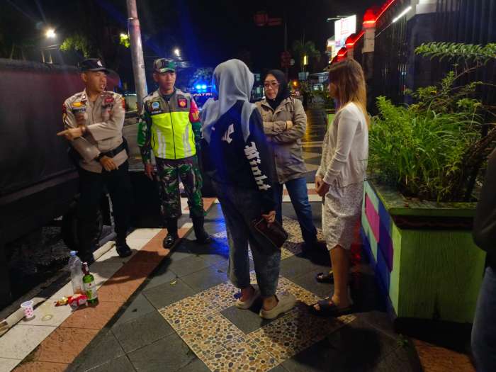 foto: anggota mandapati remaja yang sedang nongkrong di pinggir jalan