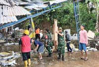 foto: warga bantu membersihkan bangunan yang di terjang tanah lonsor bersama TNI dan Polri