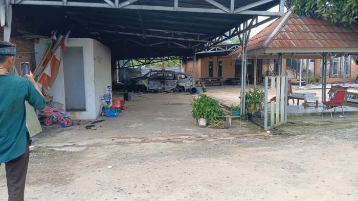 foto: rumah diamuk massa dan di bakar