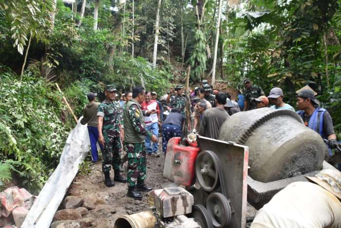 foto: Suasana pembangunan jalan yang di lakukan oleh masyarakat dan di bantu oleh TNI