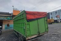 foto: truk batubara tabrak tiang listrik mengakibatkan sejumlah daerah padam