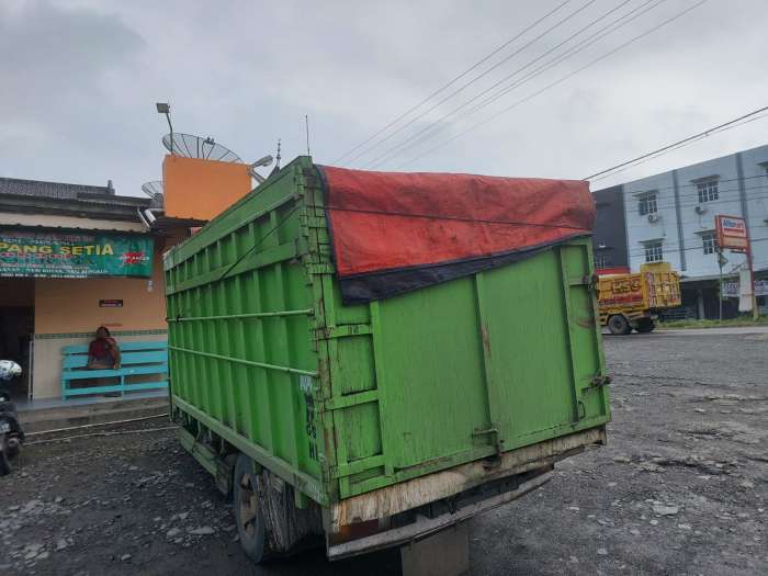 foto: truk batubara tabrak tiang listrik mengakibatkan sejumlah daerah padam