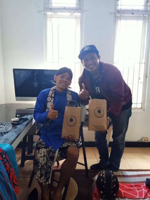 foto : Seniman Jawa Timur Cak Percil (menggunakan Blangkon) merupakan pelanggan tetap WGO Sindang Jawi