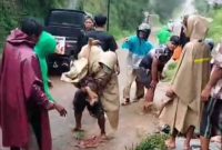 foto: warga selamatkan bunga dari banjir