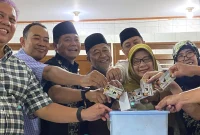 Pengurus DPW dan DPD Partai Ummat DIY membuang kartu keanggotaan Partai Ummat sebagai simbol bahwa mereka membubarkan diri di salah satu rumah makan di Jogja, Senin (2/6/2025) - ist
