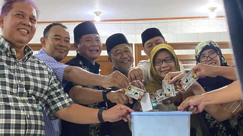 Pengurus DPW dan DPD Partai Ummat DIY membuang kartu keanggotaan Partai Ummat sebagai simbol bahwa mereka membubarkan diri di salah satu rumah makan di Jogja, Senin (2/6/2025) - ist