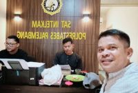 foto: Ketua GMPD Sumsel Muslim bajuri di kantor sat intelkam Polrestabes Palembang