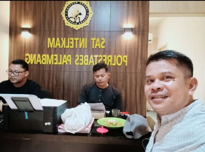 foto: Ketua GMPD Sumsel Muslim bajuri di kantor sat intelkam Polrestabes Palembang