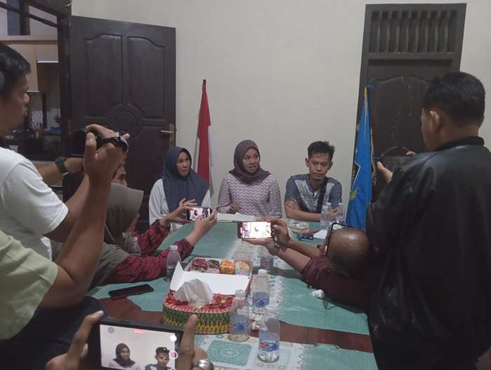 foto: Konfrensi pers Dinda terkait kasus suap PUPR OKU