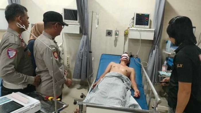 foto: mantan RT di palembang dibacok sedang di rawat di rumah sakit