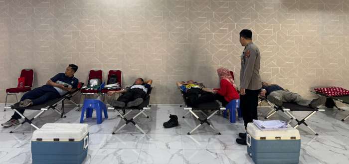 foto: anggota Polres Batubara Sumatrera utara mengadakan donor darah