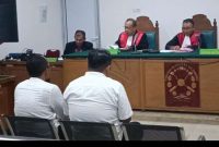 foto: dua terdakwa kasus korupsi proyek PUPR OKU sedang menjalani sidang di Palembang