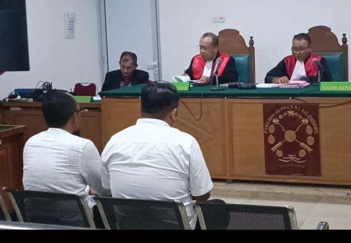 foto: dua terdakwa kasus korupsi proyek PUPR OKU sedang menjalani sidang di Palembang