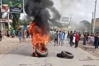 foto: massa blokir jalan lintas sumatera di muratara
