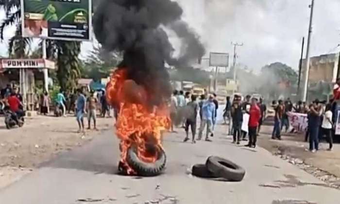 foto: massa blokir jalan lintas sumatera di muratara