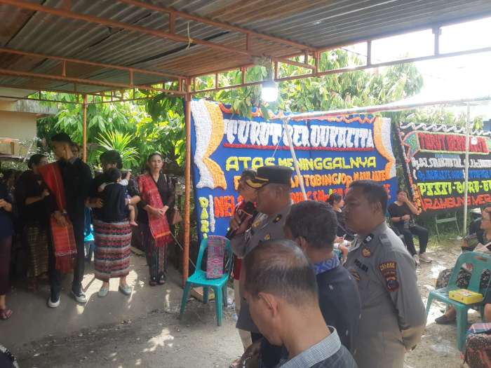 foto: Kabag Ops Polres Batu Bara, KOMPOL Zulham, SH, MH mewakili Kapolres Batu Bara menghadiri acara melayat ke rumah duka