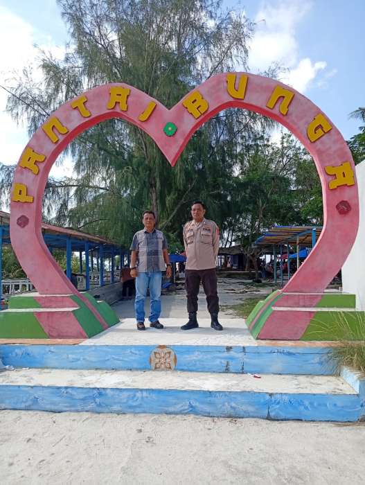 FOTO: Polsek Labuhan Ruku Tingkatkan Keamanan di Lokasi Wisata Pantai