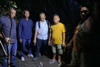 foto: Satresnarkoba) Polres Batu Bara bersama warga menunjukkan barang bukti di lokasi