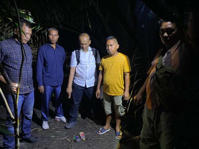 foto: Satresnarkoba) Polres Batu Bara bersama warga menunjukkan barang bukti di lokasi