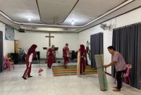 foto: sambut HUT bayangara ke-79 anggota polres oku membersihkan tempat ibadah