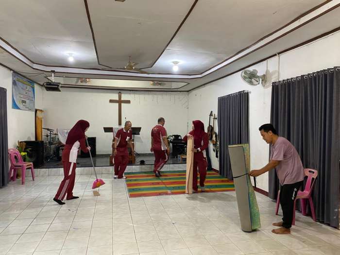 foto: sambut HUT bayangara ke-79 anggota polres oku membersihkan tempat ibadah