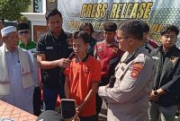 foto: pimpinan ponpes Alam Al-Iskandary Modern saat di mintai keterangan oleh awak media