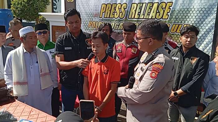 foto: pimpinan ponpes Alam Al-Iskandary Modern saat di mintai keterangan oleh awak media