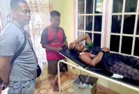 foto: warga langsung di bawa ke rumah sakit usai perebutan lagan
