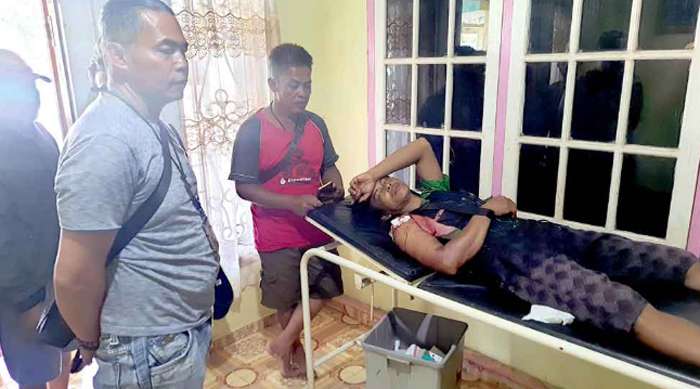 foto: warga langsung di bawa ke rumah sakit usai perebutan lagan