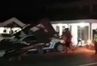 foto: sebuah mobil membawa rokok ilegal menabrak rumah usai kejar-kejaran dengan polisi