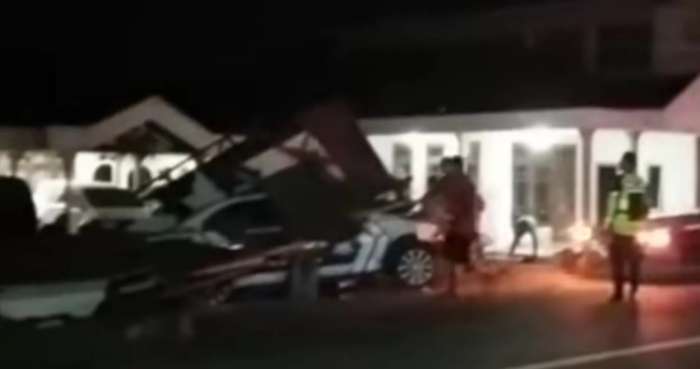 foto: sebuah mobil membawa rokok ilegal menabrak rumah usai kejar-kejaran dengan polisi