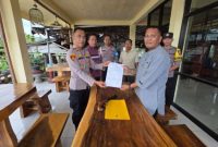 foto ist: penyerahan senjata api jenis kecepek oleh warga melalui Kepala Desa Gunung Kuripan, Zirul Amili, kepada Polsek Pengandonan