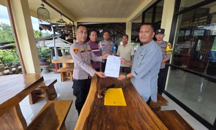 foto ist: penyerahan senjata api jenis kecepek oleh warga melalui Kepala Desa Gunung Kuripan, Zirul Amili, kepada Polsek Pengandonan