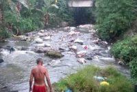 foto : suasana sungai di oku selatan, tampak sampah rumah tangga di buang di sungai

