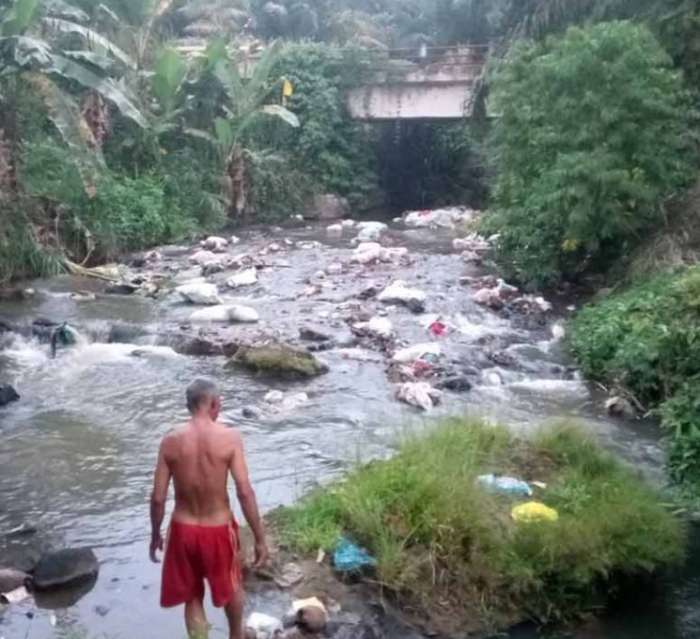 foto : suasana sungai di oku selatan, tampak sampah rumah tangga di buang di sungai
