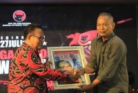 Menantu Mbah Tardjo, Stevie S.W. menyerahkan foto mbah Tardjo kepada Ketua DPD PDI-P saat perayaan peristiwa Kudatuli beberapa waktu lalu (Wawan-Peristiwaterkini)