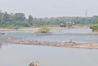 foto: Aktivitas pengambilan batu sungai ogan yang di kerjakan di desa Tobohan