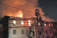 foto: api membakar gedung rusun klender jakarta timur