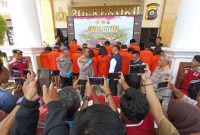 foto: salah satu tersangka di tanya saat konferensi press di halaman Makopolres OKU