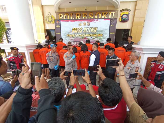 foto: salah satu tersangka di tanya saat konferensi press di halaman Makopolres OKU 