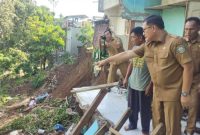 foto: Wakil Bupati OKU, Ir. H. Marjito Bachri tinjau lokasi tanah longsor di desa Semanding, Kecamatan Pengandonan