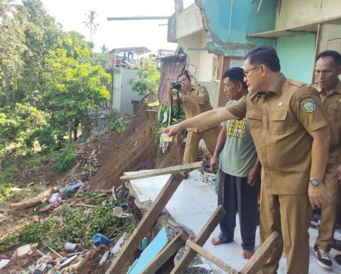foto: Wakil Bupati OKU, Ir. H. Marjito Bachri tinjau lokasi tanah longsor di desa Semanding, Kecamatan Pengandonan