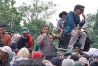 foto: Ratusan warga dari kawasan transmigrasi SP 1, SP 2, dan SP 3 Kampung Mataram Udik, Kecamatan Bandar Mataram, bersama mahasiswa, menggelar unjuk rasa damai di Kantor Pemerintah Kabupaten Lampung Tengah