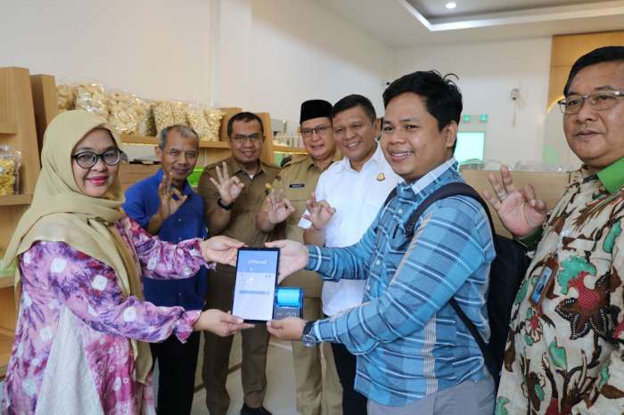 foto: kajari dan wakil bupati oku pasang paping box