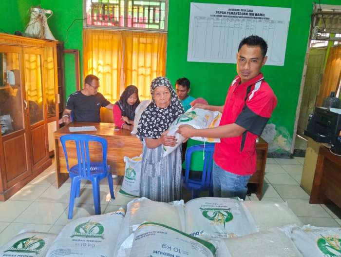 foto: pembagian beras bulog