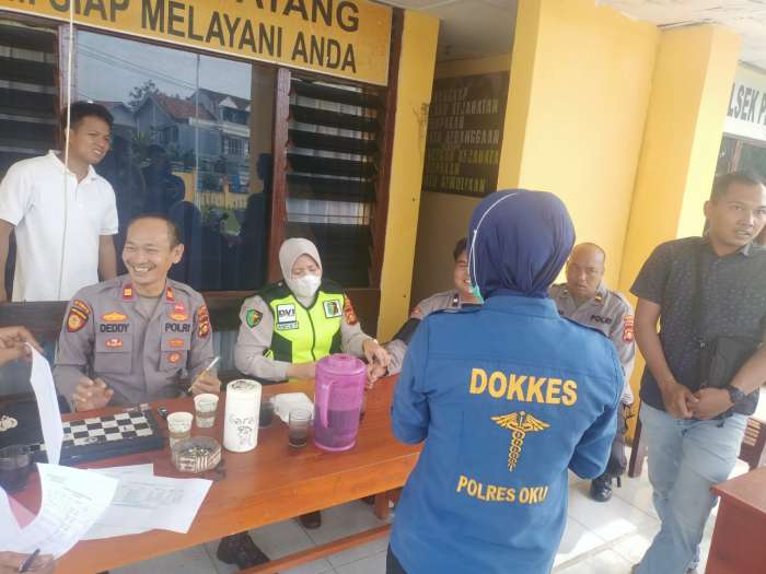 foto: pemeriksaan dokes polres oku di kantor polsek peninjauan