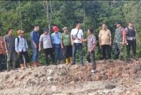 foto: pemeriksaan sungai yang tercemar