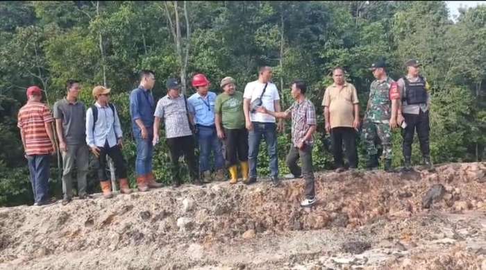 foto: pemeriksaan sungai yang tercemar