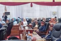 foto: salah satu anggota DPRD OKU tertidur saat pidato sambutan Gubernur Sumsel di Perayaan HUT OKU Ke-115