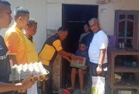 foto: Kapolsek Labuhan Ruku menyalurkan Bansos kepada masyarakat kaum dhuafa